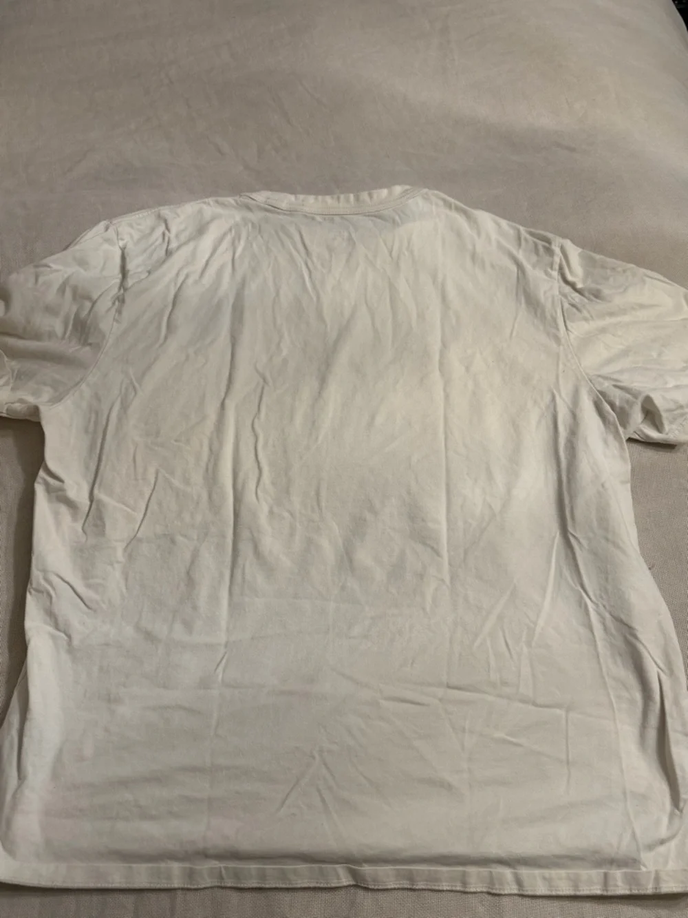Guess White Short-Sleeve Tee with Red, Green, Black and Gold Logo - Picture 2 of 3